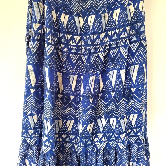 Blue and White Geometric Pattern Dress - Picture 14 of 15